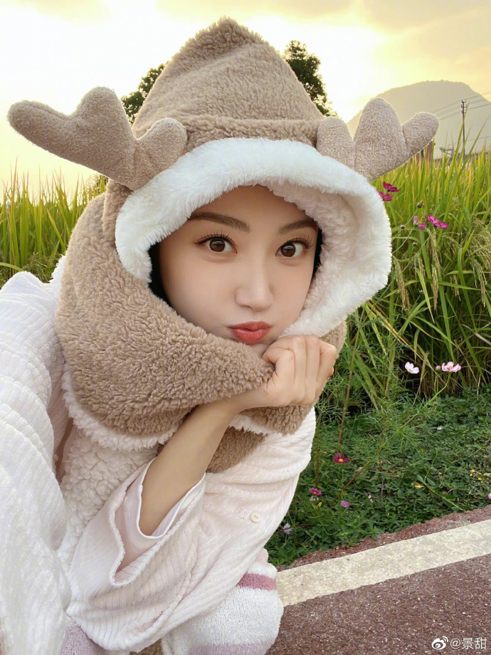 组图:景甜置身秋日花丛田野中 戴小麋鹿帽嘟嘴卖萌少女感满满