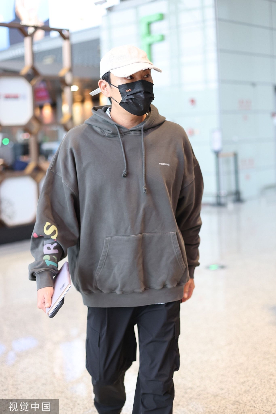 组图:秦昊休闲造型现身机场 戴鸭舌帽穿灰色带帽卫衣十分减龄