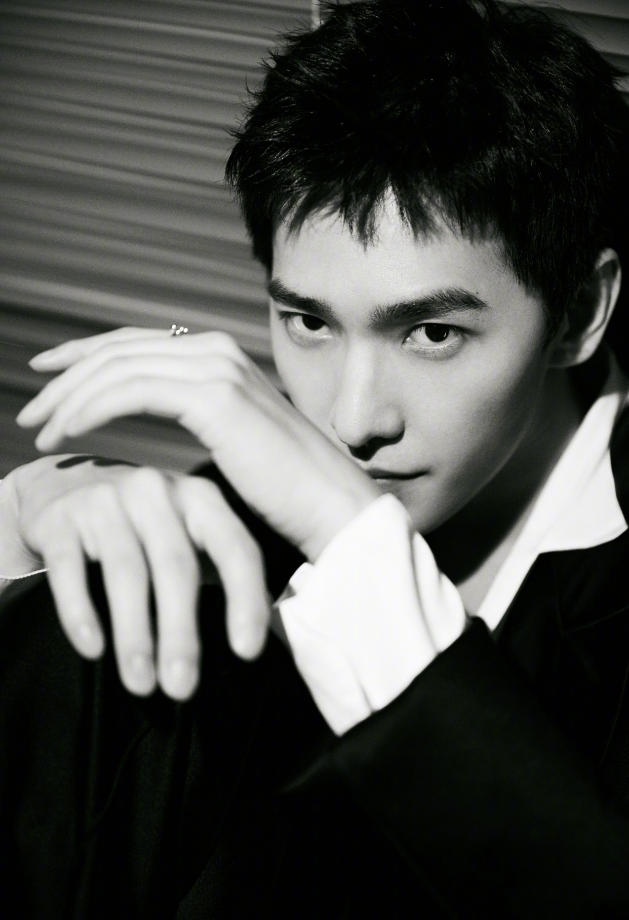 杨洋:黑白色调深v西装,优雅贵气,荷尔蒙爆棚