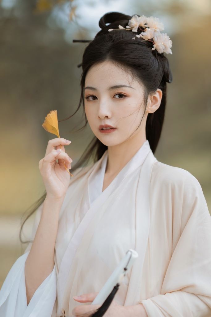 赵粤晚秋银杏古风写真 白衣佳人撑伞清冷感十足