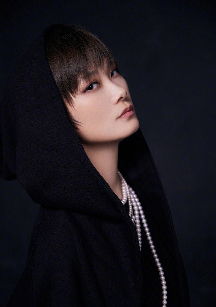 李宇春元宇宙世界杯音乐盛典造型写真 帽衫罩头尽显神秘酷感