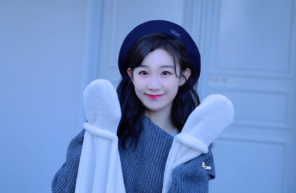 李子璇发布初雪写真 头戴贝雷帽俏皮灵动