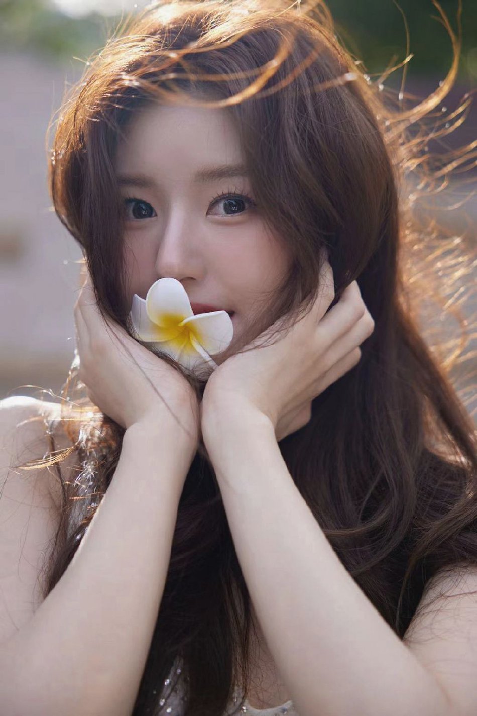 组图:赵露思七夕库存美照氛围感十足 头戴鸡蛋花笑容温柔甜美