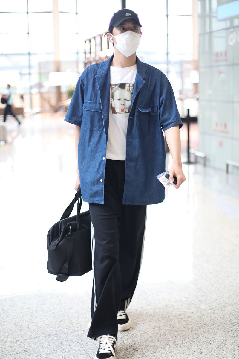 梁靖康街拍:牛仔衬衣叠穿nerdy照片t黑色阔腿裤男模范儿