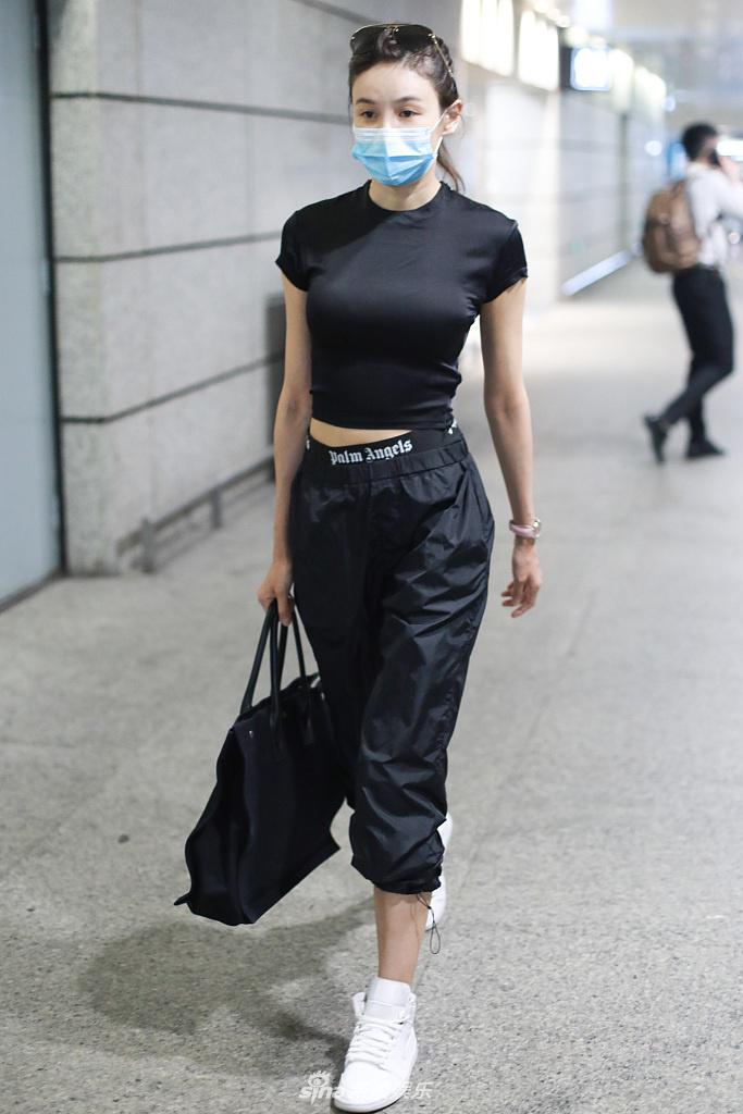 组图:张蓝心穿黑色紧身衣小露蛮腰 皮肤白皙透亮拎包气质飒爽