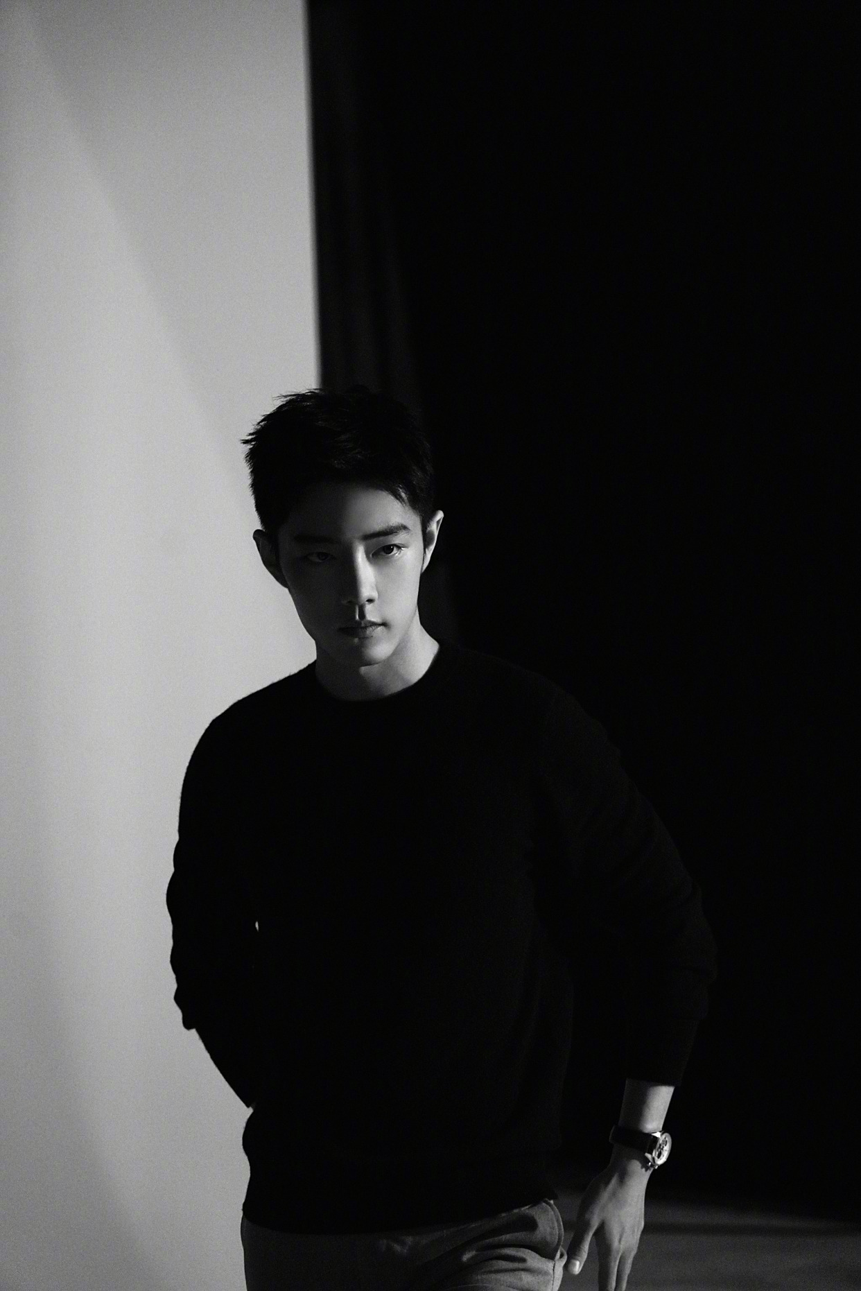 肖战:黑白色调帅照,侧脸更耐看