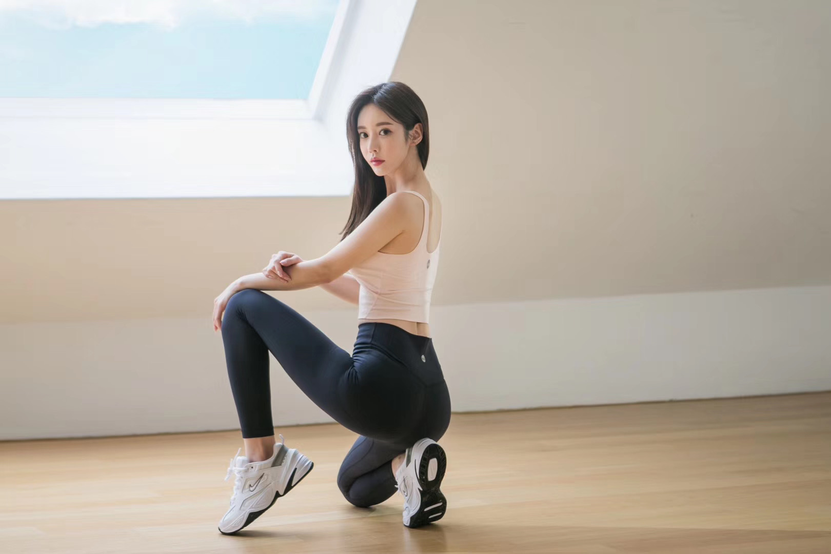 韩国模特孙允珠日常运动健身装扮特辑,时尚显瘦瑜珈服摆拍