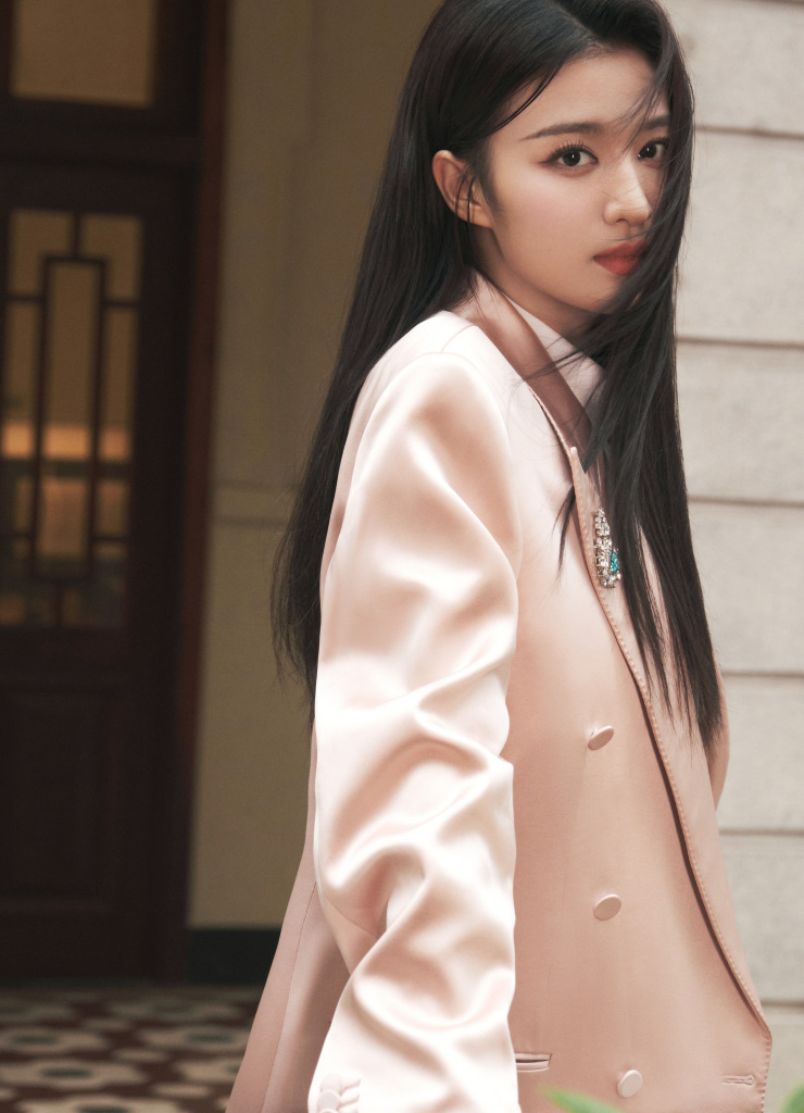 王楚然发布淡粉色西装复古摩登写真 甜姐变御姐气场a爆