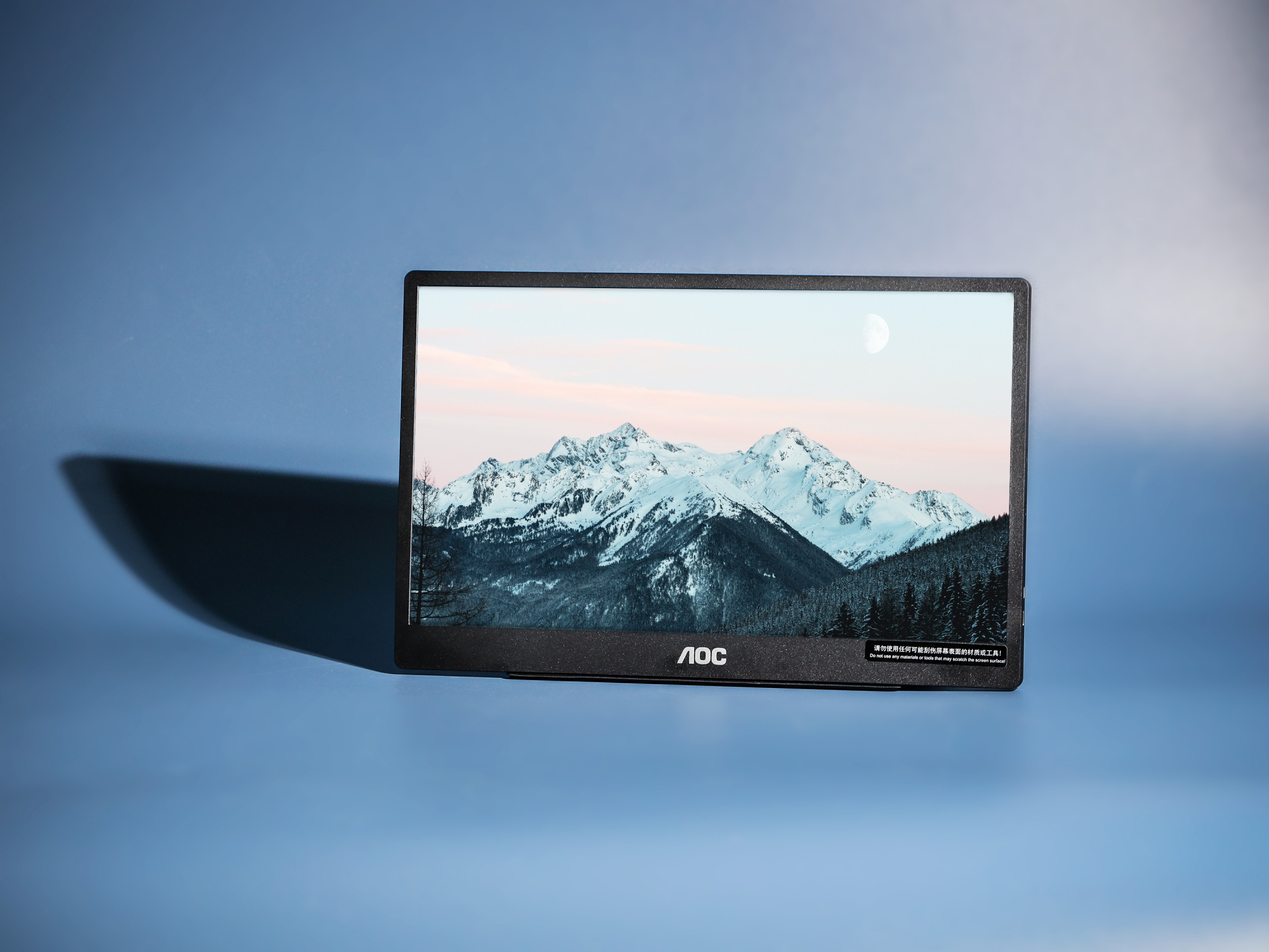 aoc 16t2便携式触控显示器:出行可以带上它!