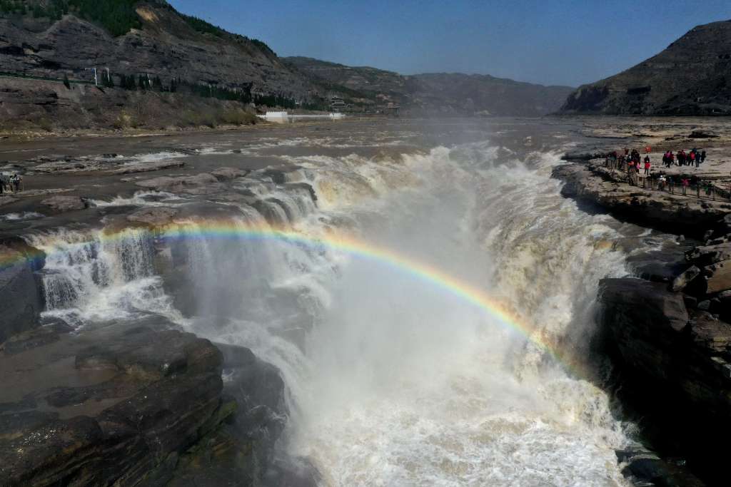 山西吉县:黄河壶口瀑布再现"彩虹桥"