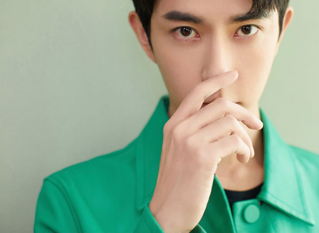 于朦胧亮绿皮衣复古感十足 梳碎发眉眼清秀少年感满满