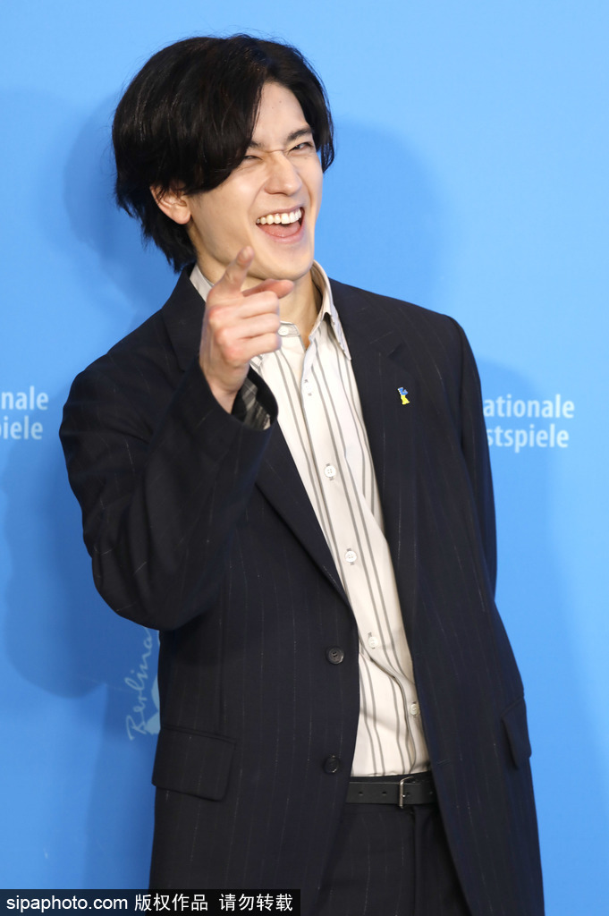 组图中岛裕翔黑西装搭衬衫亮相电影节对镜笑容明媚开朗