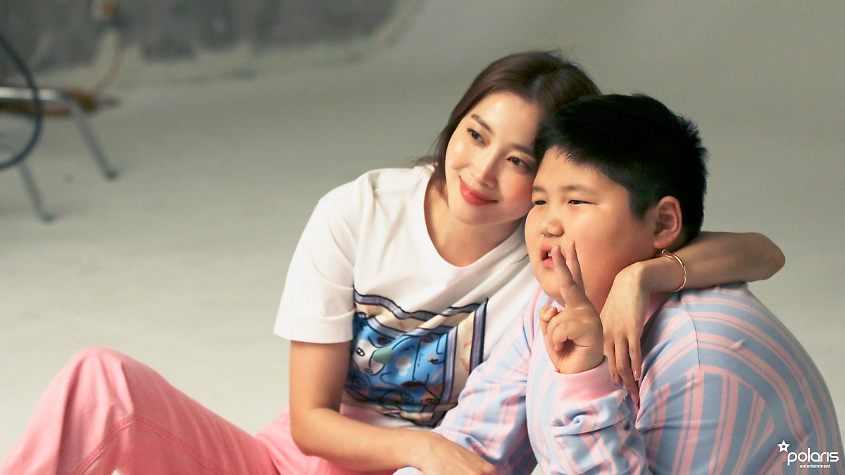 演员 吴允儿和儿子画报