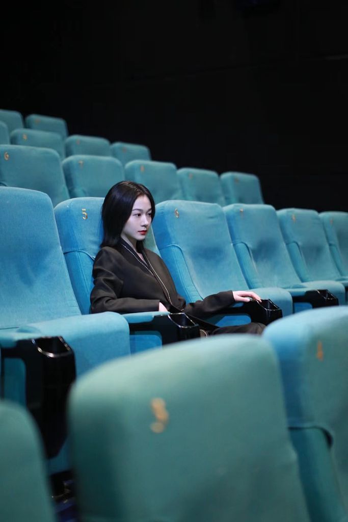 阚昕现身主演电影《柳浪闻莺》首映礼 交领改良西装尽显国风魅力