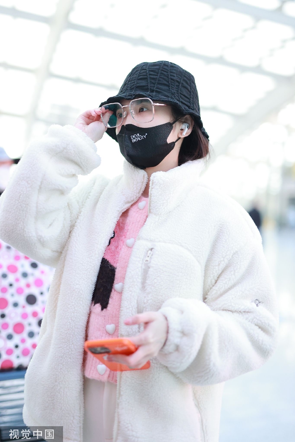 组图:张慧雯身穿毛绒套装抵达机场 头戴渔夫帽俏皮可爱