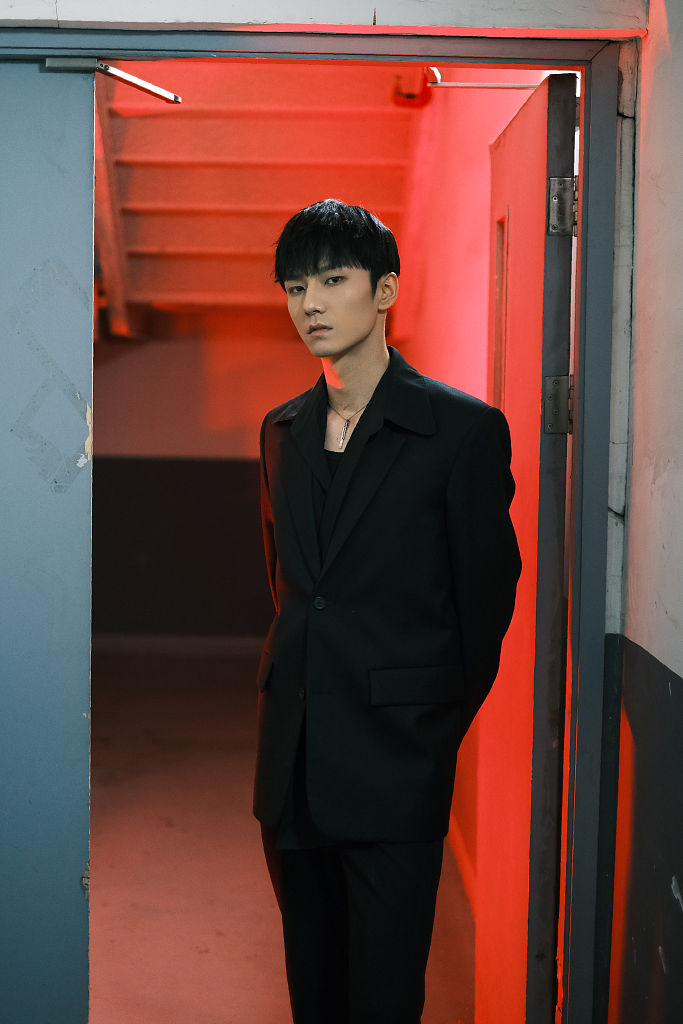 李熹子出席时尚先生盛典活动 穿黑西装眼神故事感超足