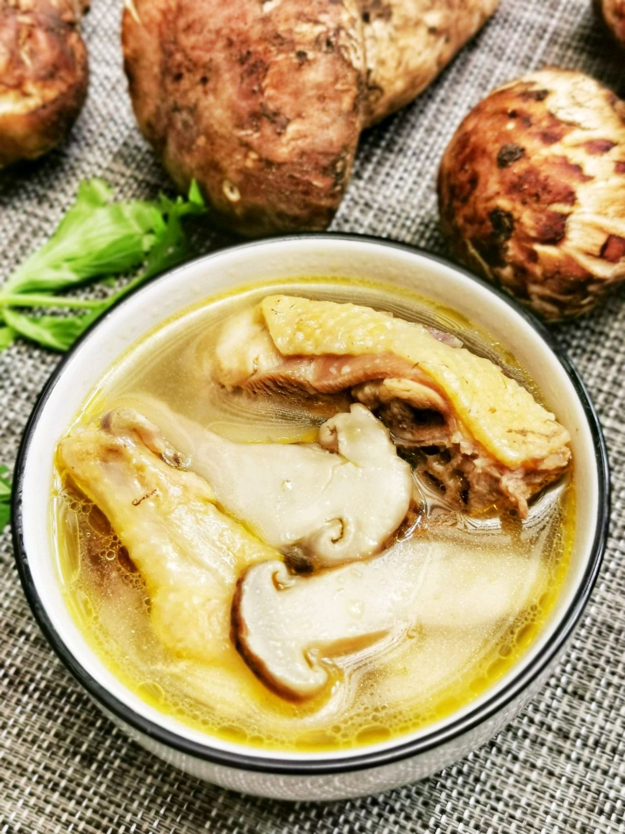 松茸炖土鸡:纯天然山野滋补佳品!