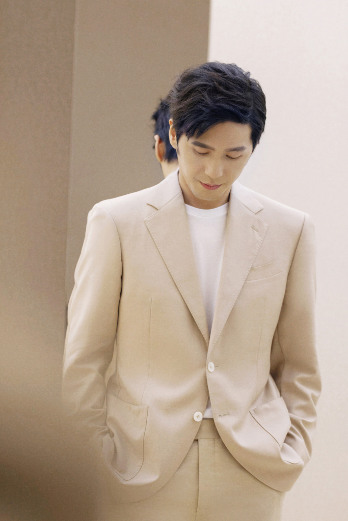 白宇卡其色西装造型写真发布 温润如玉似贵公子