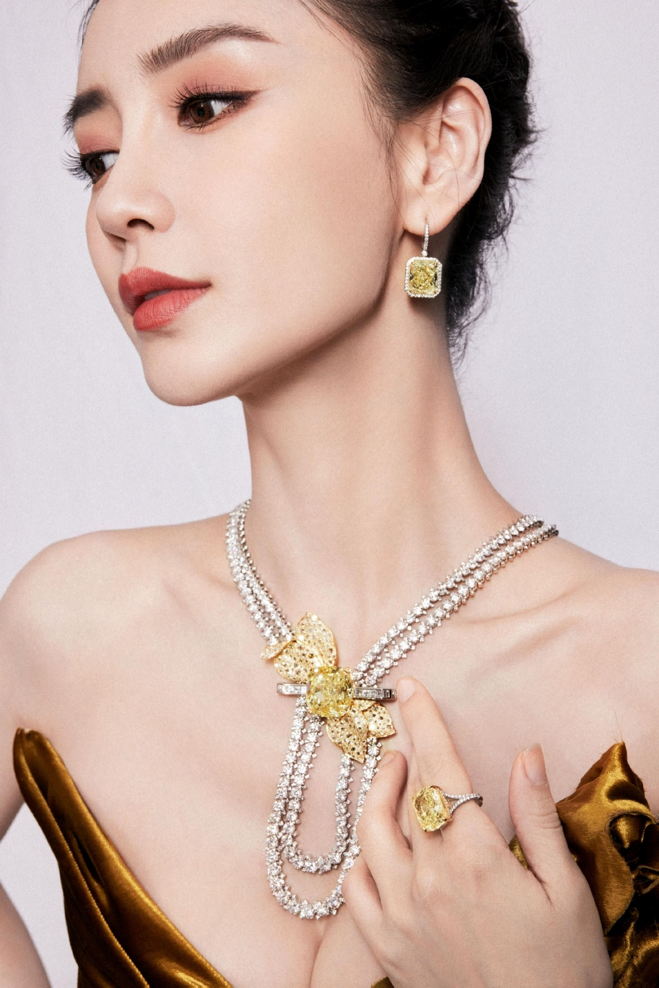 组图:angelababy一袭鎏金抹胸长裙 高盘发秀锁骨宛如美神降临