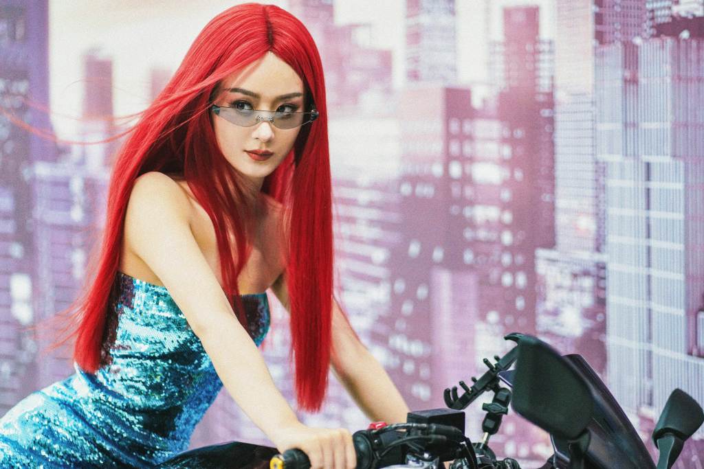 赵丽颖千禧风造型花絮 个性造型玩转色彩美学