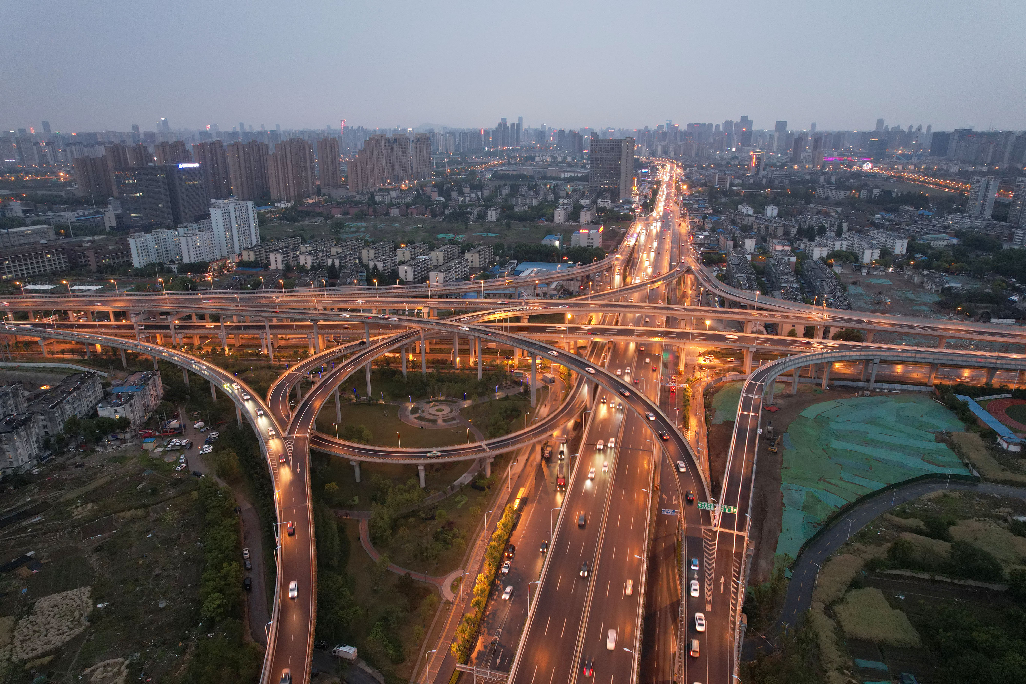 合肥瑶海:郎溪路高架桥夜景璀璨夺目,车水马龙