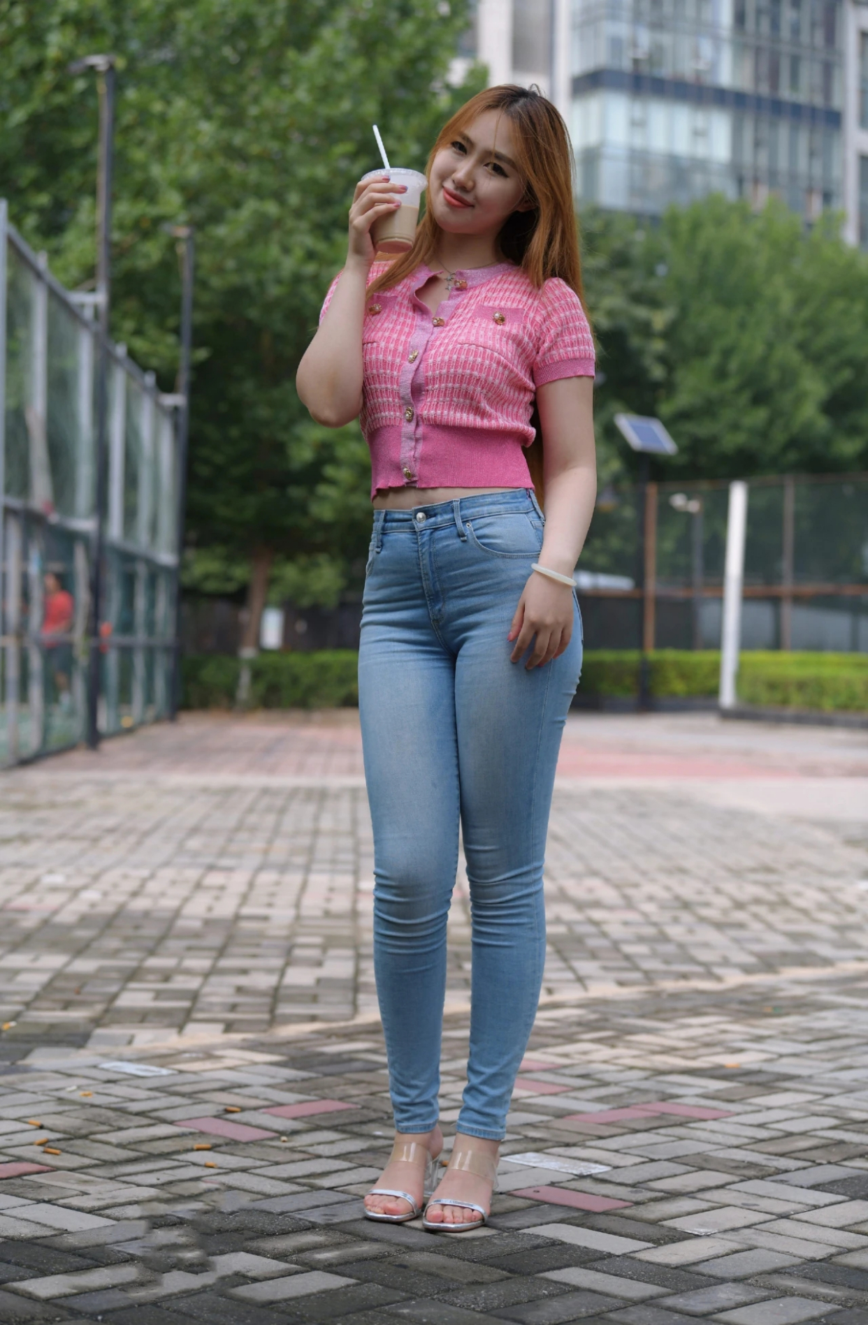 韩国街拍美女 紧身裤图片