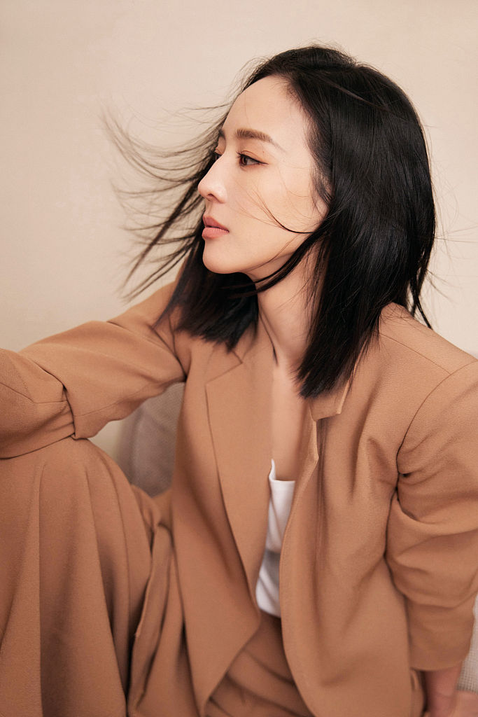 张钧甯发布西装造型写真 短发飘逸慵懒随性