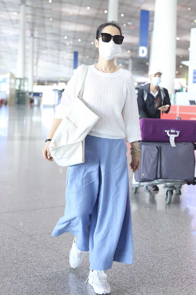 海清街拍:七分袖针织衫天蓝色裤裙celine沙滩包干净素雅