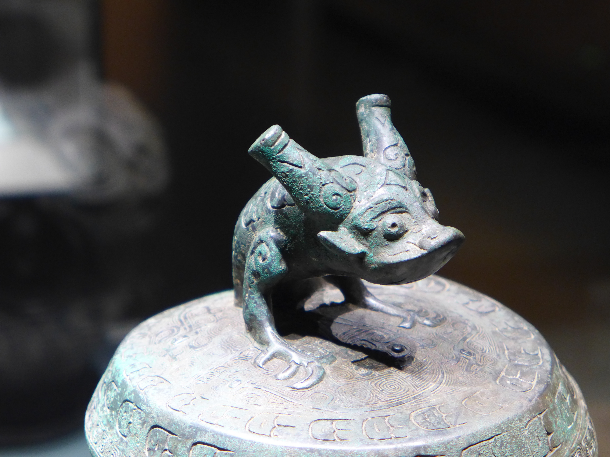 卷体夔纹龙盖罍——喀左小波汰沟青铜器窖藏出土