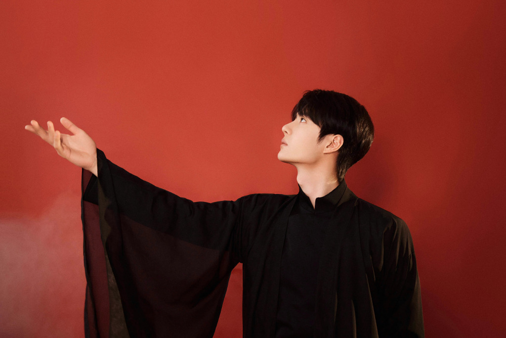 王一博河南春晚造型,黑色飘逸轻薄长袍,俊秀少年,国风之美