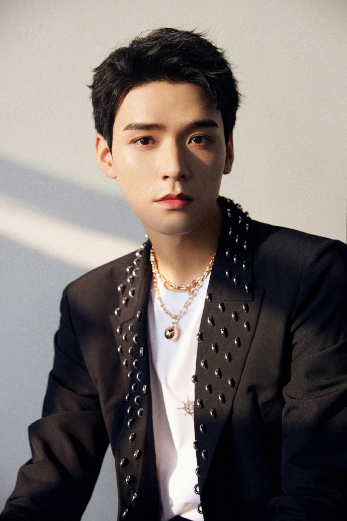 龚俊有型有范 闪耀不一样的绅士光芒