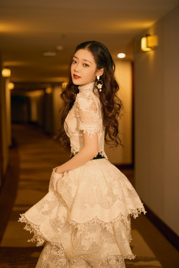 组图:希林娜依·高晚会造型释出 披肩发珍珠花耳饰华贵亮眼