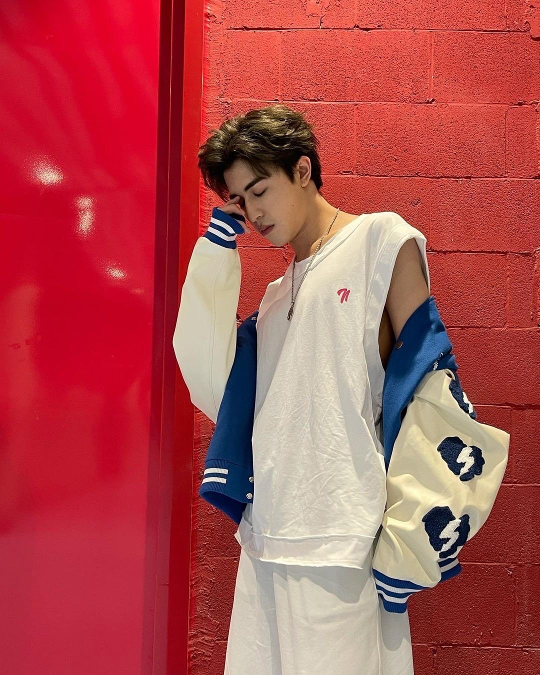 尹浩宇 蓝色棒球服 背心大帅哥