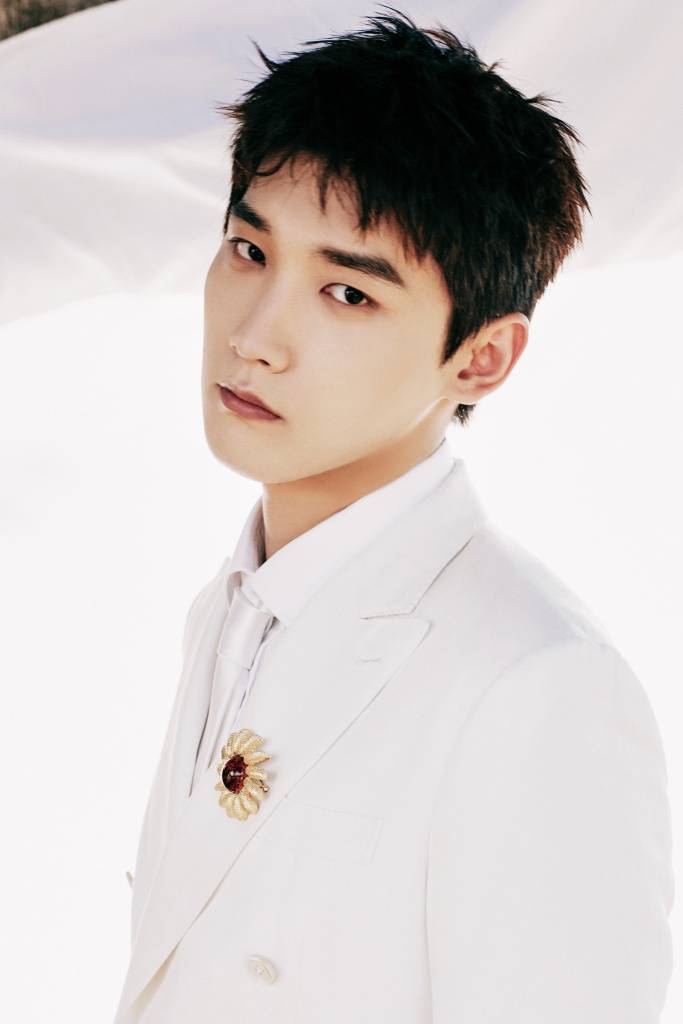 邢昭林发布白色西装造型写真 即将参加金鸡奖闭幕式