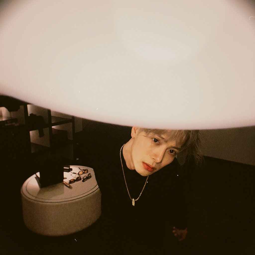 王嘉尔发布随性自拍洒脱不羁 手抓银色长发表情张扬