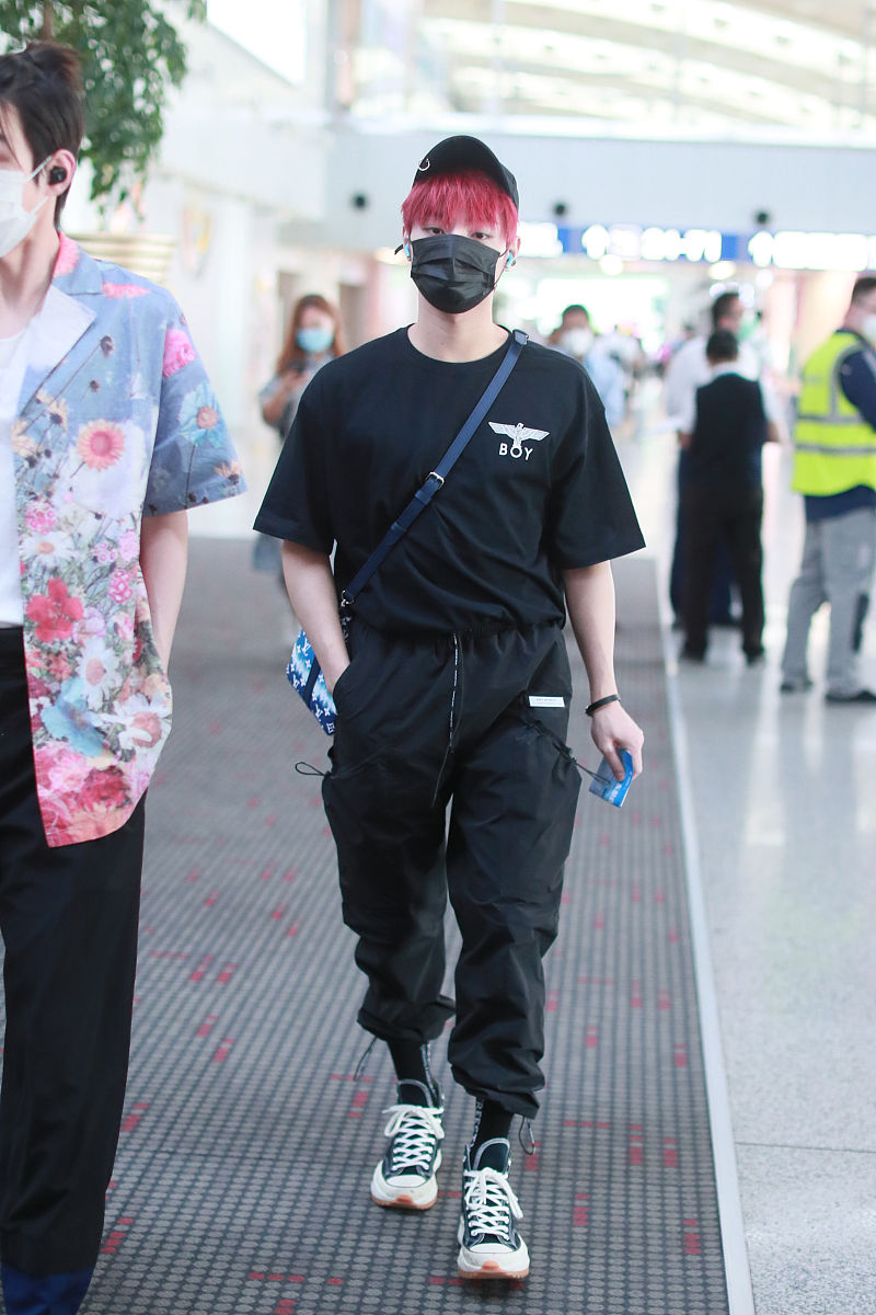 李振宁街拍:boy london黑t恤lv旅行袋 红发造型亮眼霸气