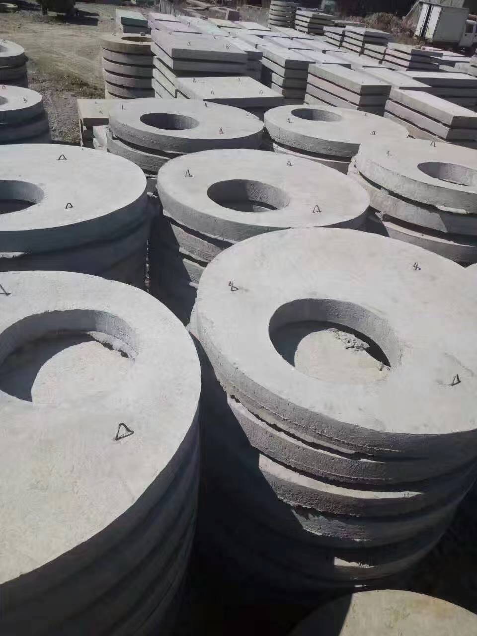 万鼎建材专业定制批发水泥井盖,砌块,预制检查井各类水泥制品