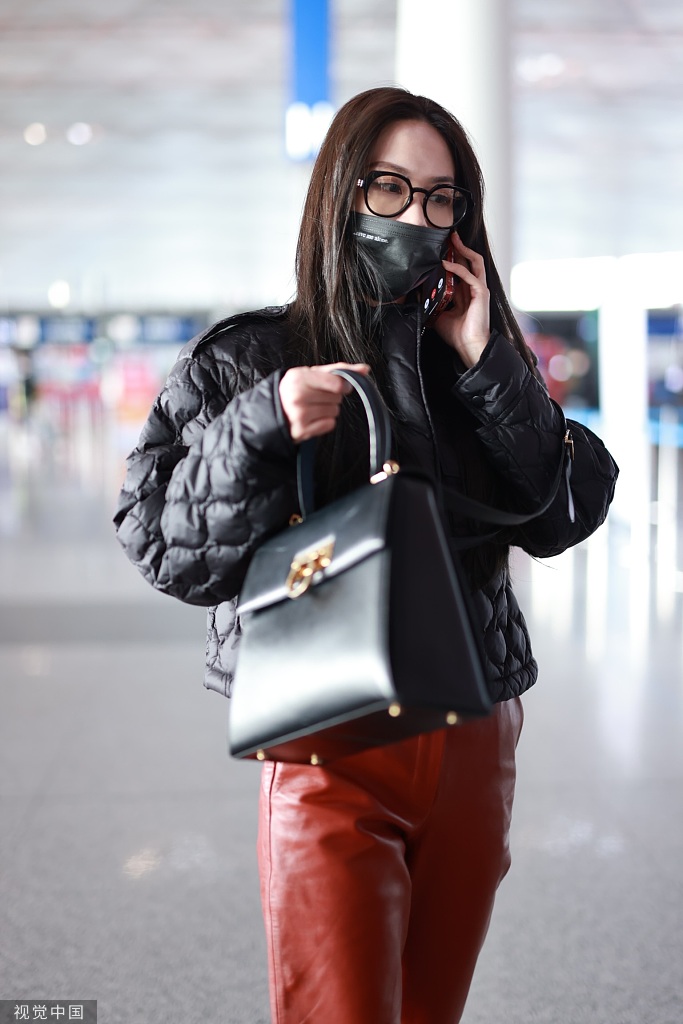 组图:王霏霏着黑色菱格棉服时髦吸睛 戴黑框眼镜素颜亮相好酷飒