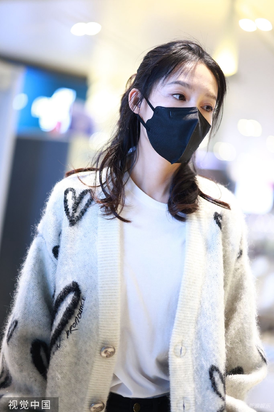 组图:李沁爱心花纹毛衣造型现身机场 长发披肩温柔