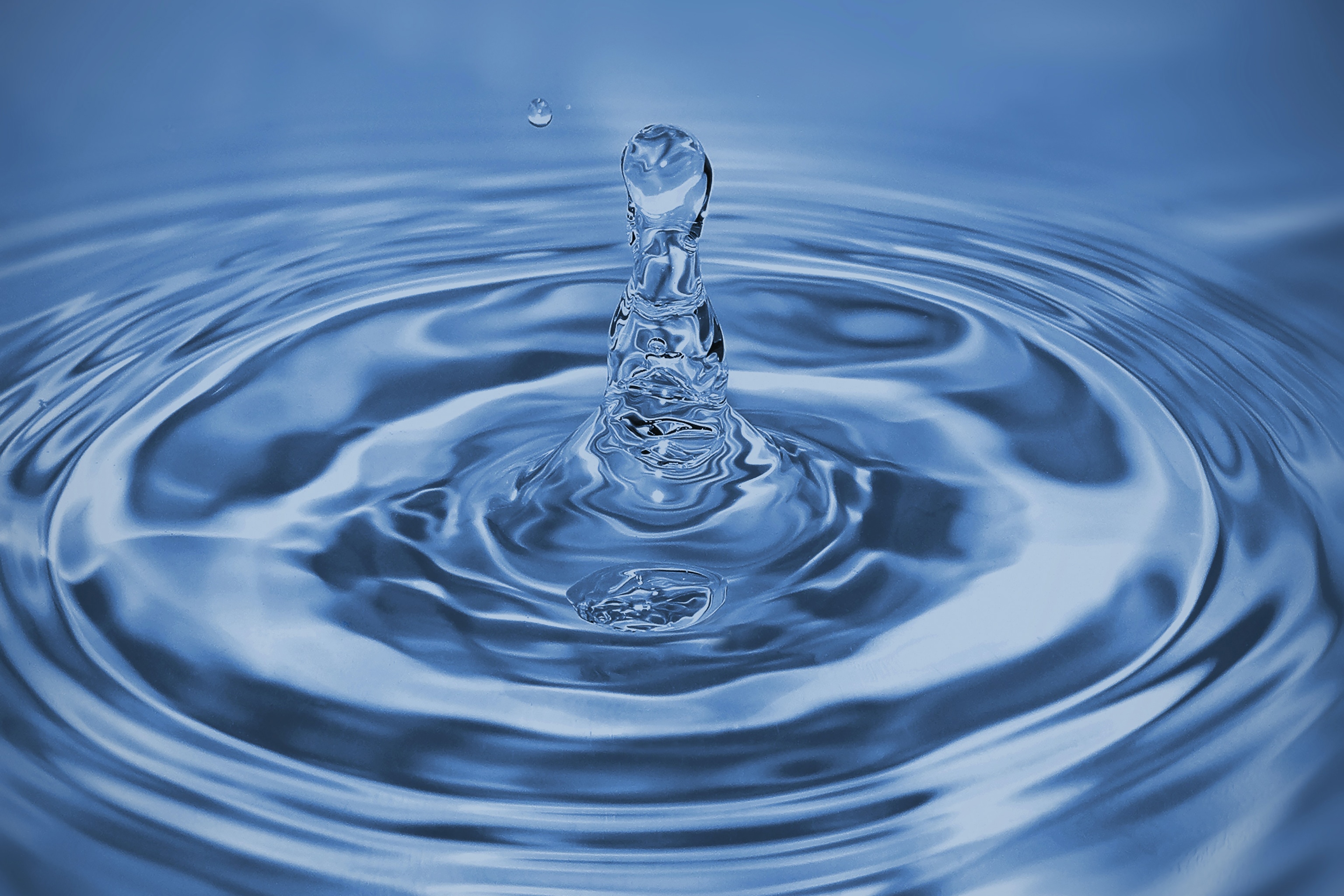 水滴涟漪微距图