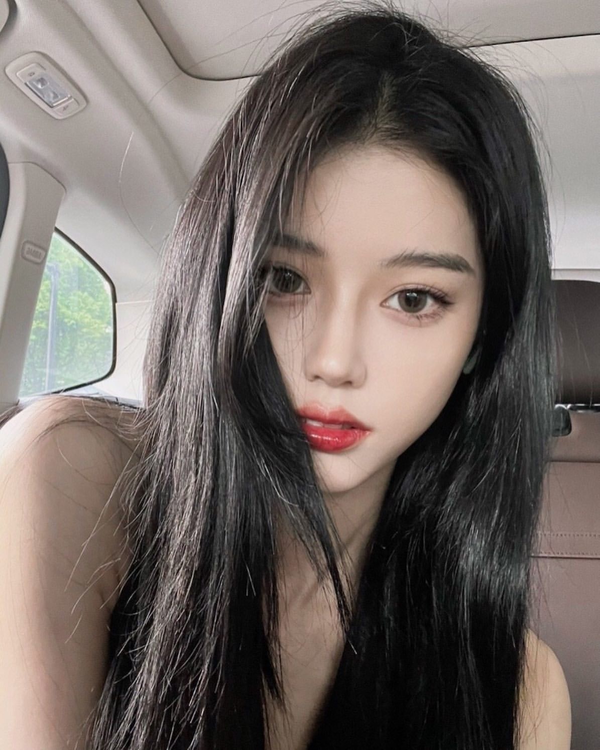 网红何丹彤 黑长直的头发 太漂亮了!