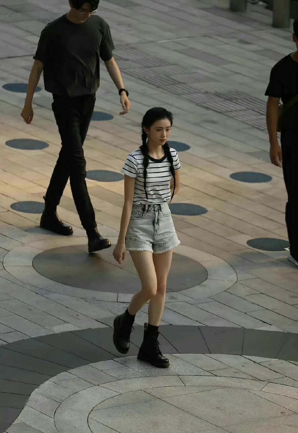 组图:刘浩存新剧路透扎麻花辫可爱 与林一街头同框身高差瞩目