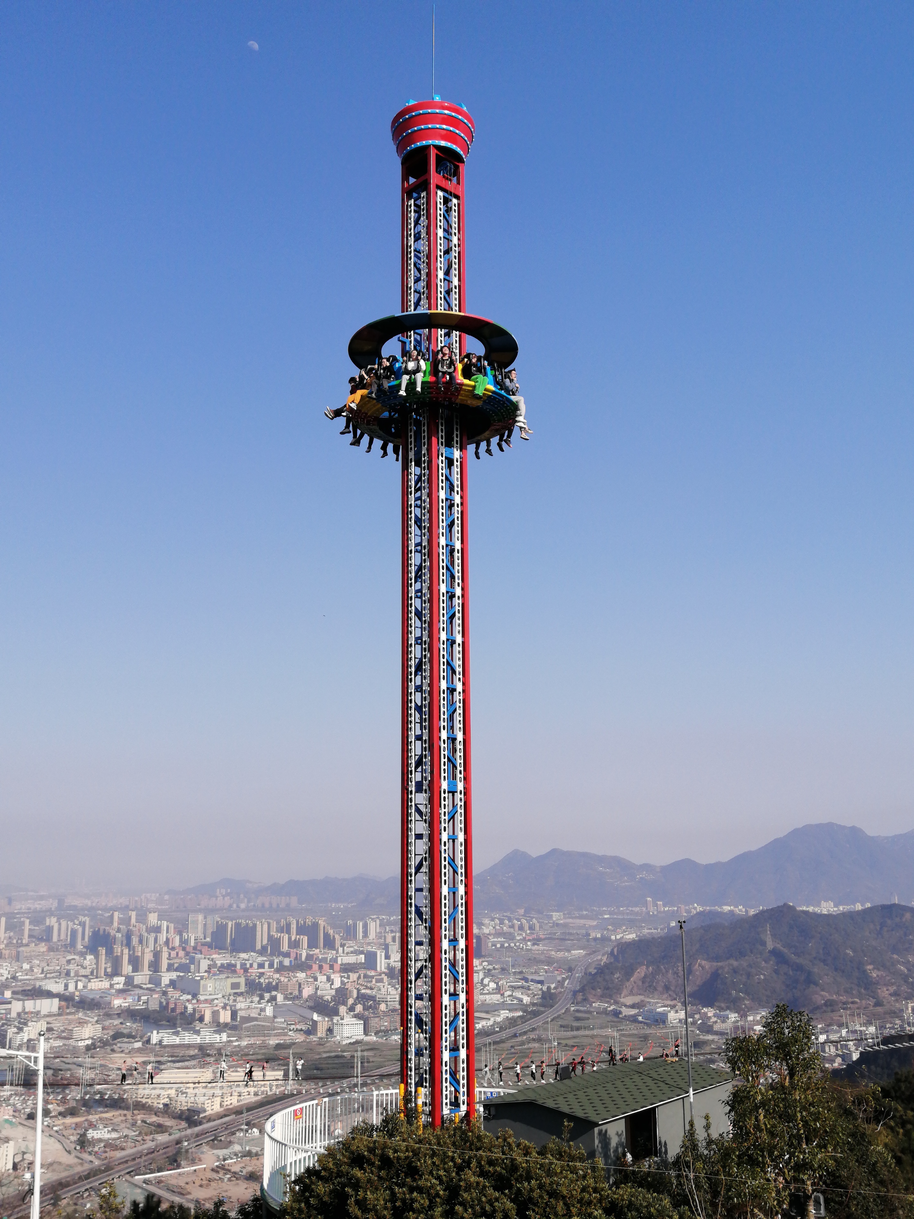 站在山顶上的30米高跳楼机,会更惊艳!
