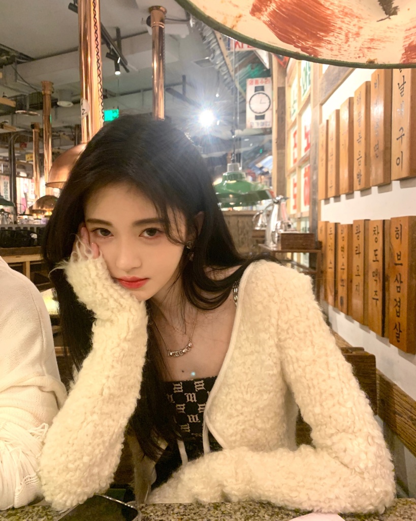 鞠婧祎元气休闲造型餐厅随拍 长发披肩对镜托腮温柔甜美