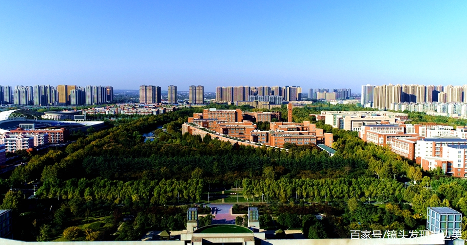 航拍视角看国内一流的郑州大学,不仅风景美丽,而且布局独特