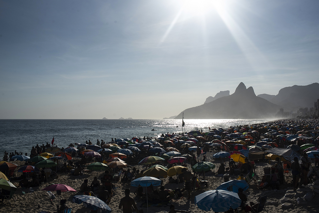 巴西累计新冠确诊病例超2400万例 海滩上游人如织人山人海