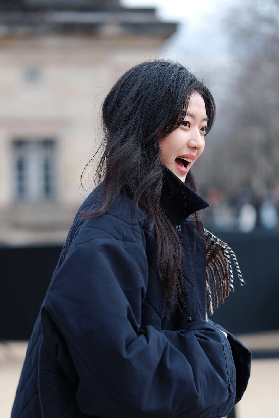 组图:孙千巴黎看秀街拍释出 冲镜头招手笑容甜美