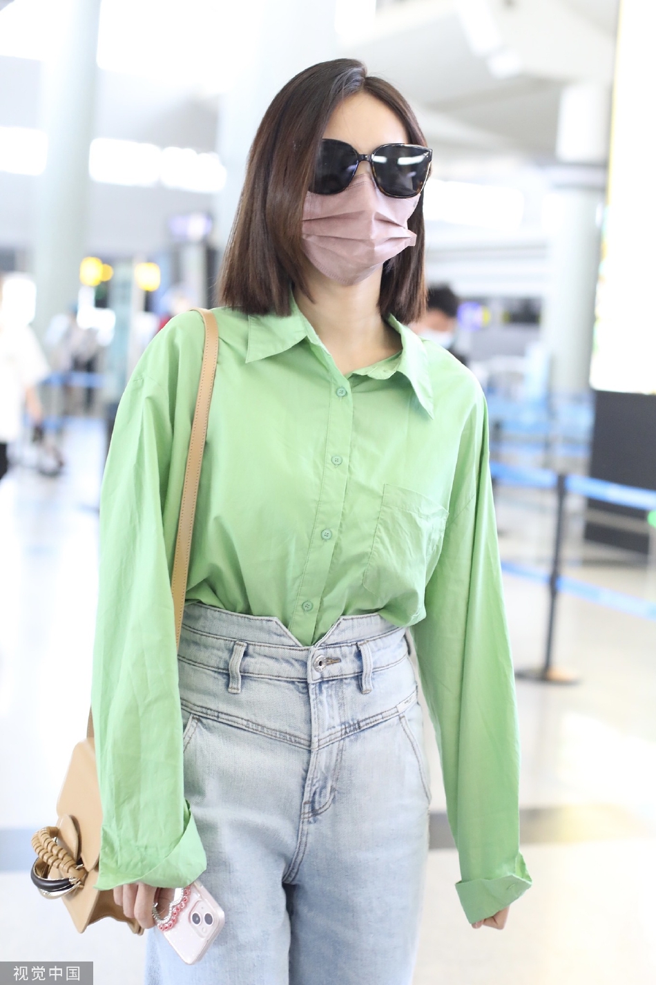 组图:李一桐现身长沙机场 穿绿色衬衫清新靓丽