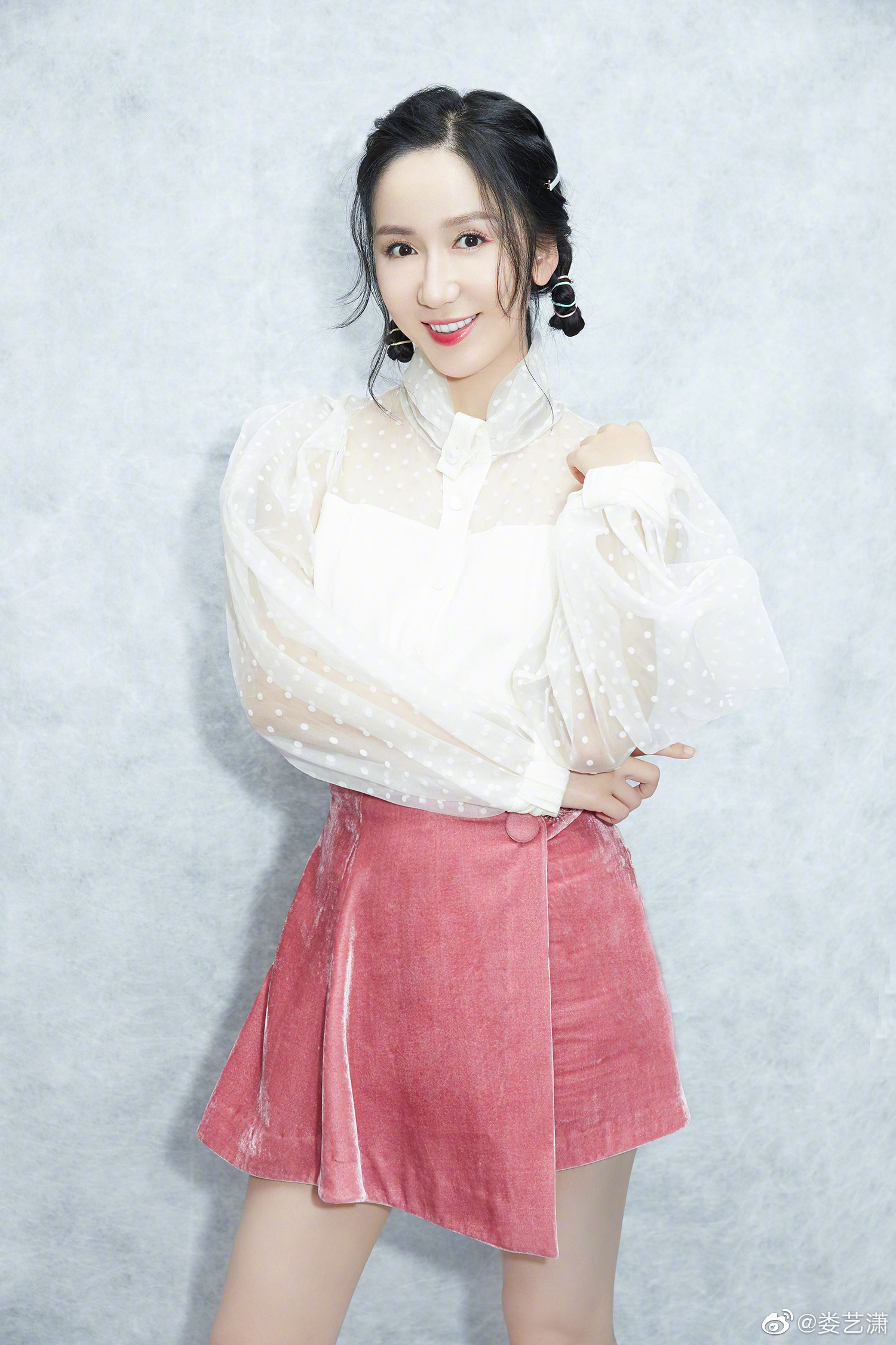 娄艺潇写真美图:风姿绰约,艳丽动人