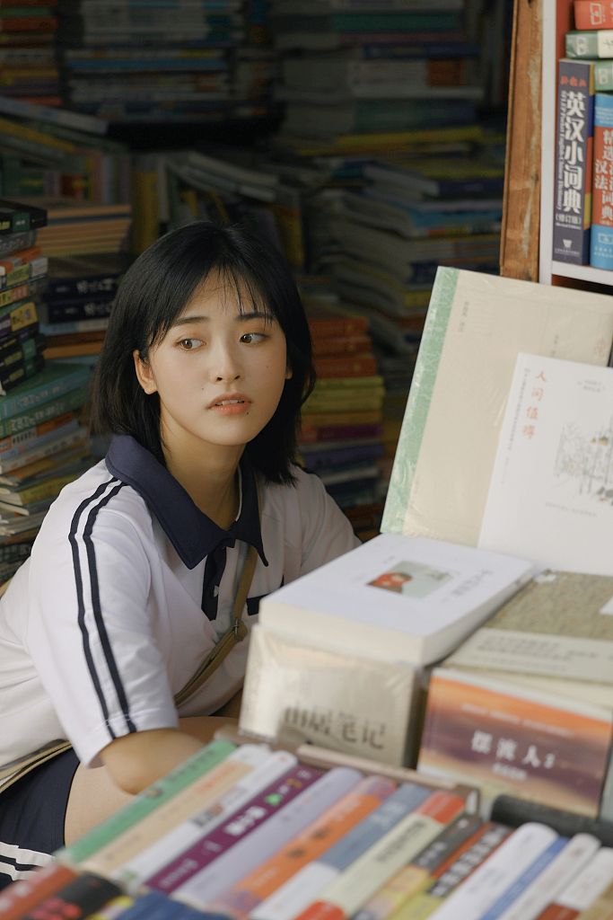 沈月校服写真明眸皓齿笑容元气 胶片质感老街风景故事感满满